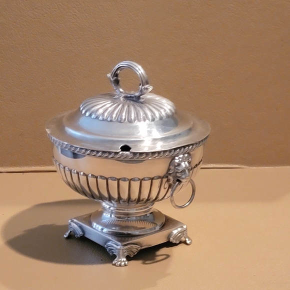 VINTAGE ENGLISH SILVER PLATED TUREEN 6X7" W/ LIONS HEAD HANDLES - Picture 3 of 13